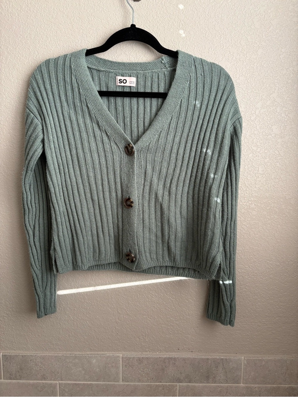 SO Sage Ribbed V-Neck Button-Up Cardigan in Light Green